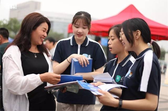 中職招生咨詢會現(xiàn)場火爆 升學(xué)就業(yè)雙軌并行，職業(yè)教育前景廣闊